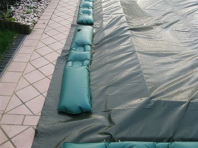 vodni tulci FLAT na zimskem pokrivalu ECOCOVER