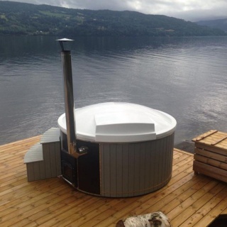 Vroča lesena kad HOT TUBE z integrirano pečjo na drva