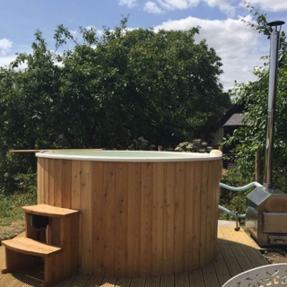 Vroča lesena kad HOT TUBE s pečjo na drva